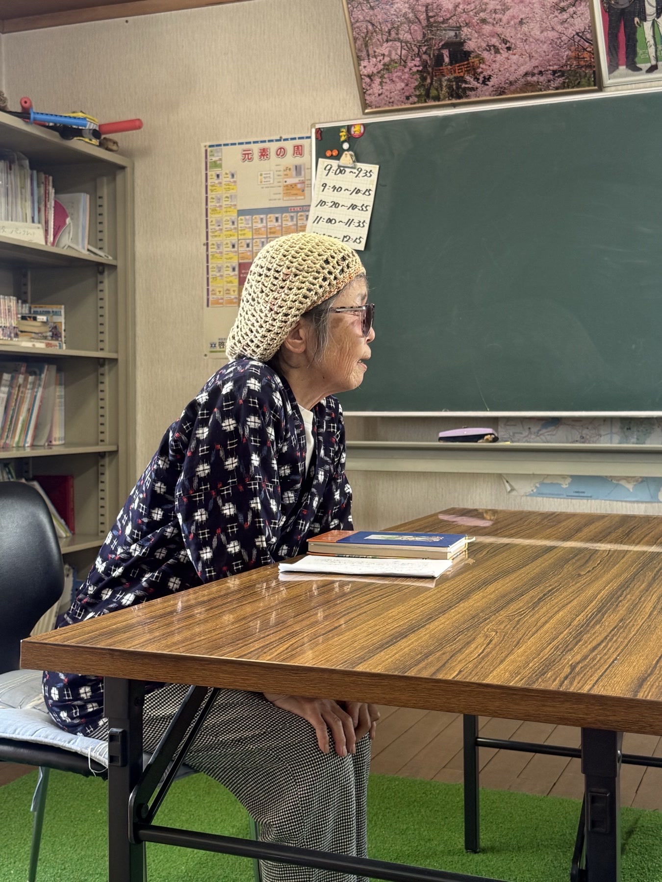 アルプスの家で民話を語る中島