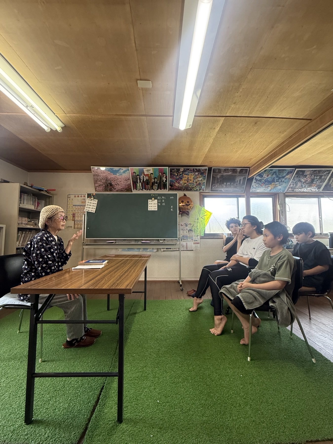アルプスの家で中島が子どもたちに民話を語る様子