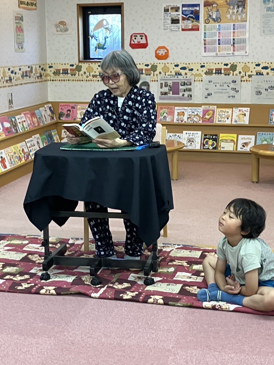 市立大町図書館で中島が子どもに民話を語る様子