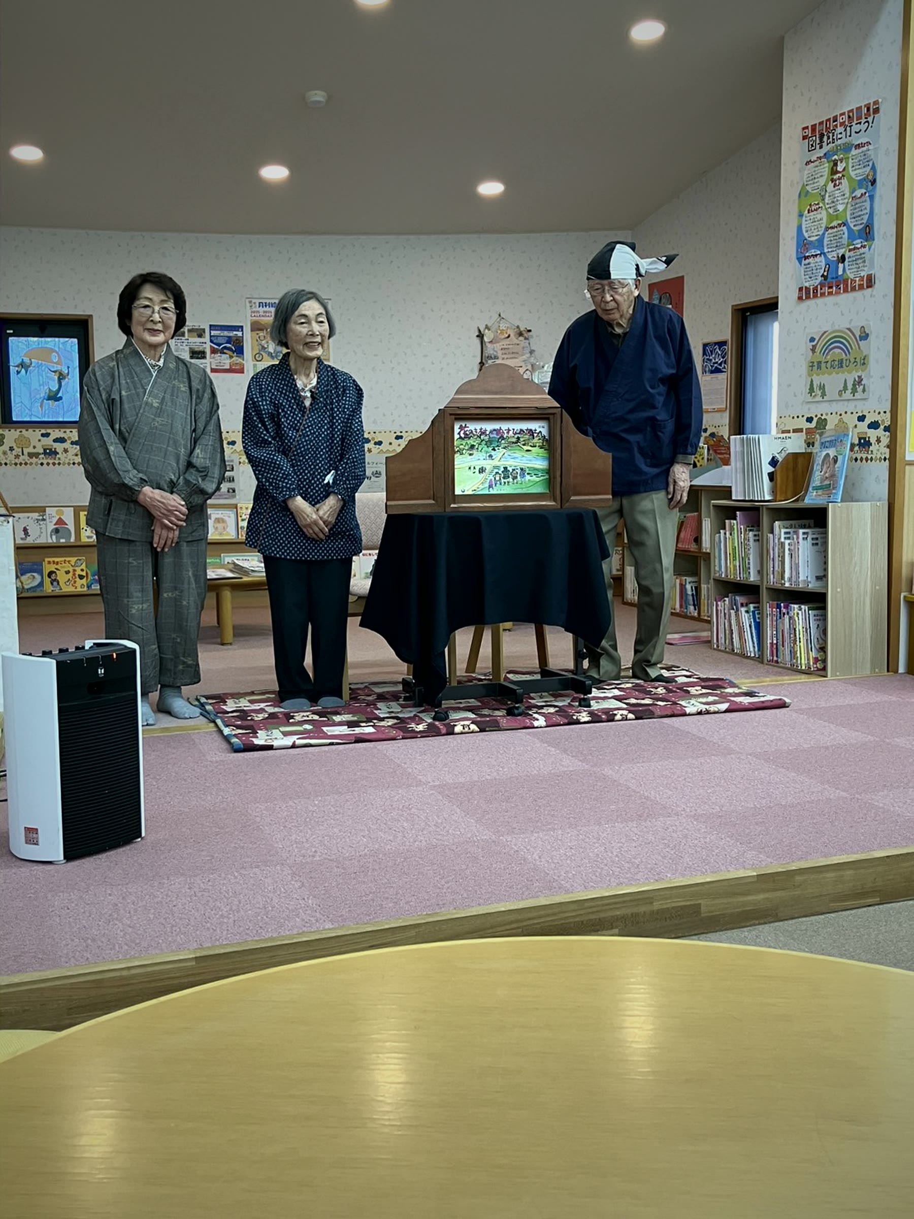 市立大町図書館のお話会で紙芝居を行う様子
