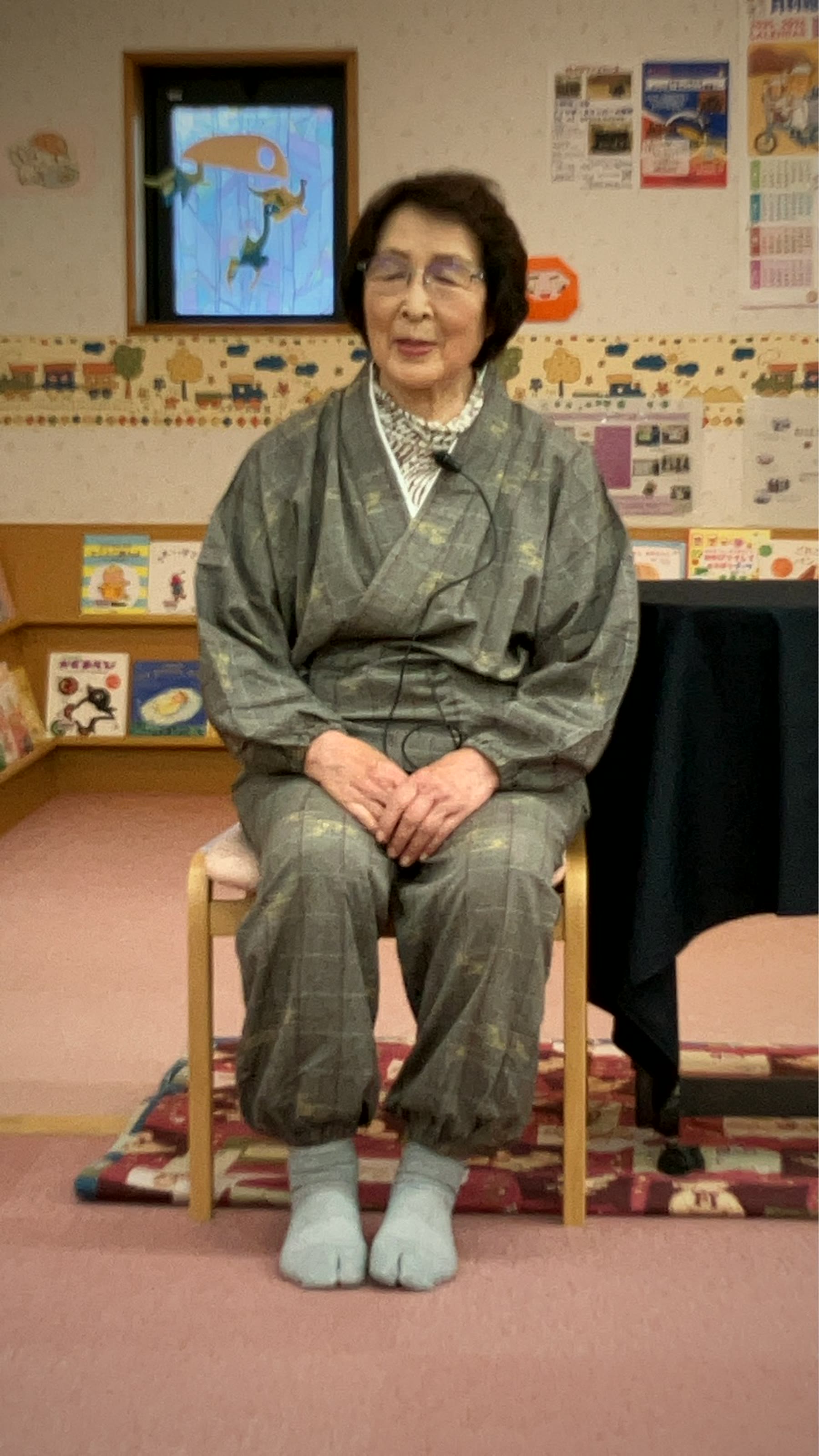 お話会で民話を語る様子