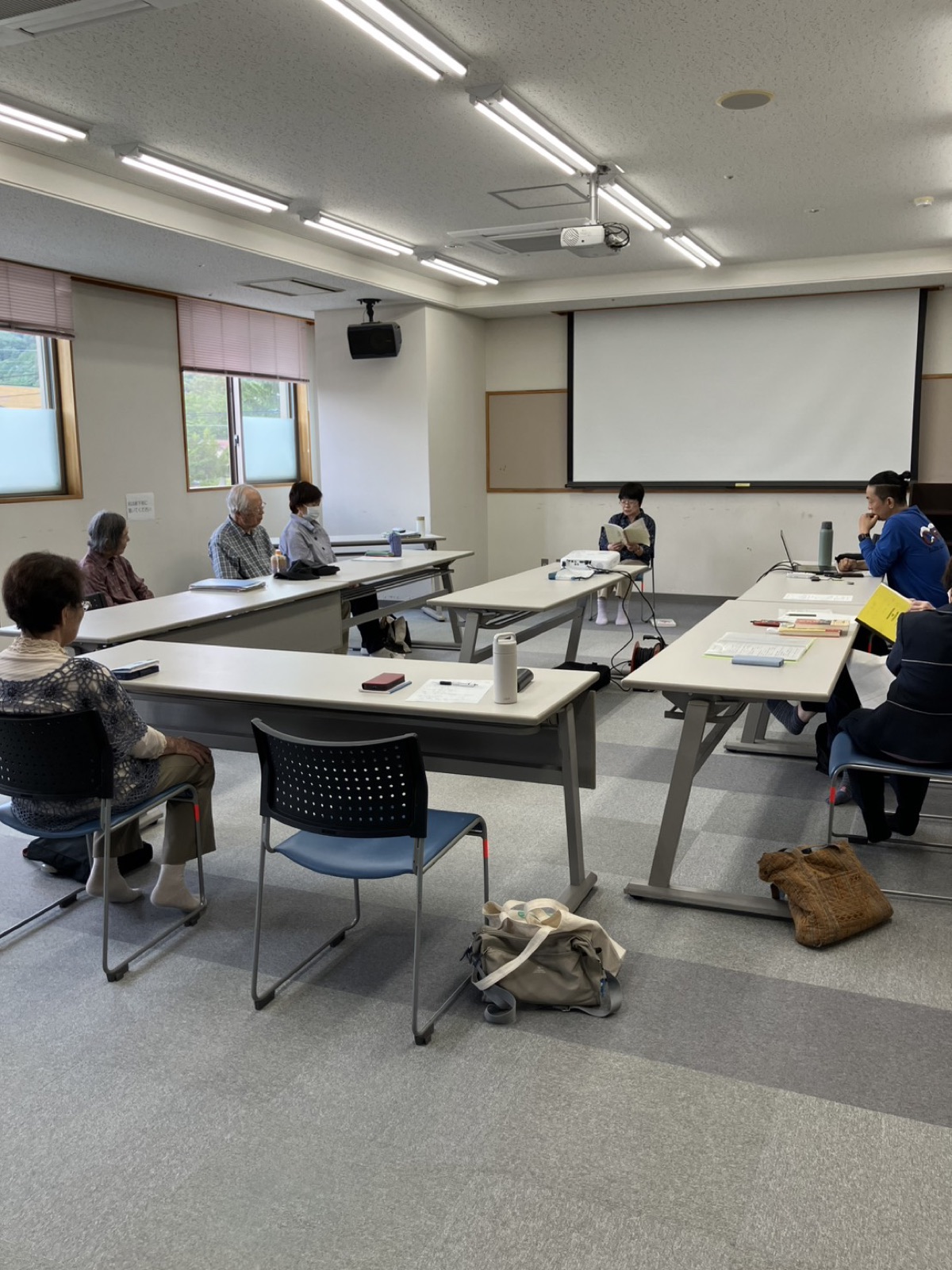 もんぺの会の定例会で民話の語りを聞く参加者
