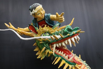 犀龍に乗る泉小太郎の紙粘土人形